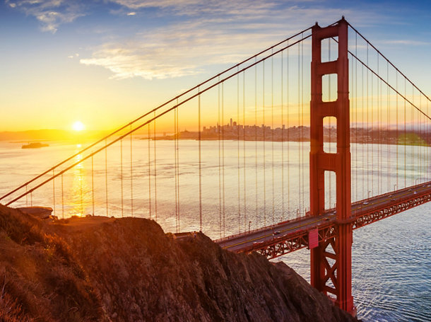 Golden Gate Bridge et le centre-ville de San Francisco au lever du soleil