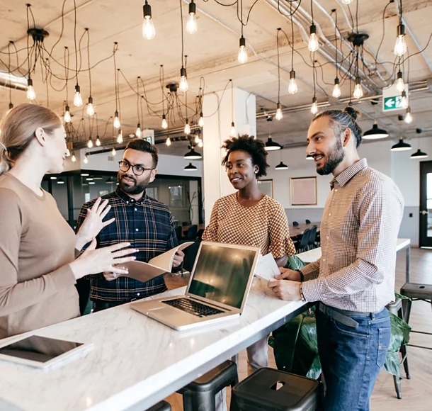 Des ingénieurs logiciels travaillent sur un projet et la programmation pour une entreprise.