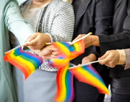 Célébration des droits LGBT avec des drapeaux arc- en-ciel.