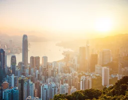 Vue aérienne des toits de Hong Kong au lever du soleil.