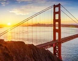 Golden Gate Bridge et le centre-ville de San Francisco au lever du soleil