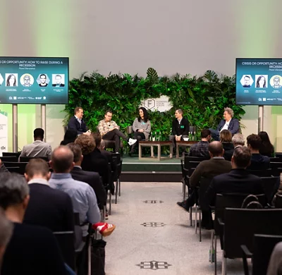 Groupe de discussion avec auditoire et moniteurs