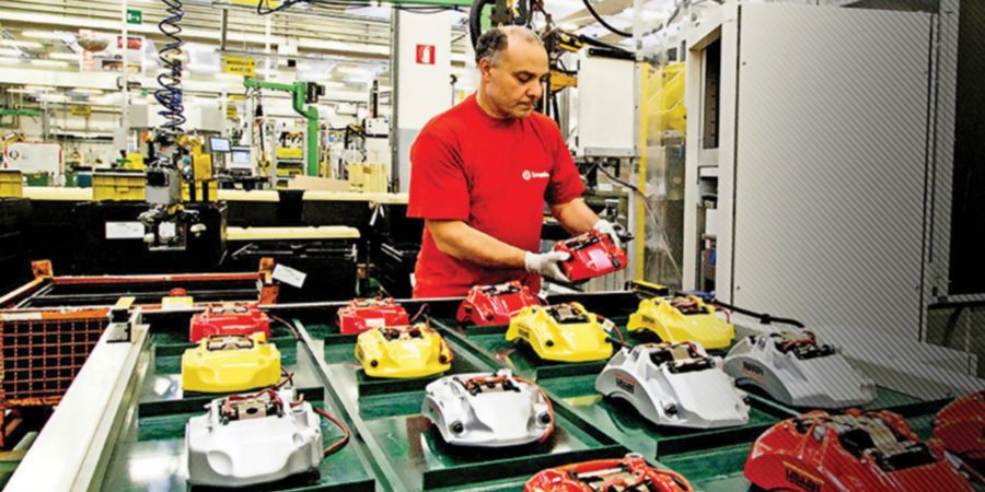 cs-brembo-worker-manufacturing-parts