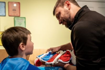Lundgren Subaru, Operation Warm, and Sunrise Family Resource Center Hold Children's Shoes Giveaway 