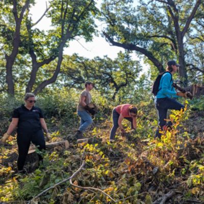Beardmore Volunteers Lend a Hand at Fontenelle Forest