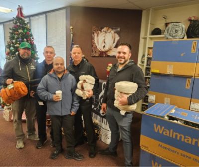 Cálido abrazo para los mayores locales en VOA