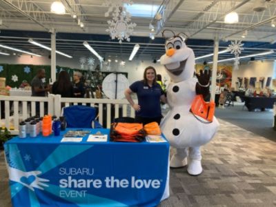 Media Stohlman brings a Snowman to the Market in Tysons.