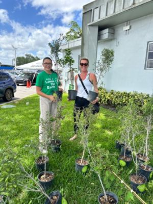 Subaru of North Miami Celebrates Earth Day by Giving Back 100 Trees to the Community
