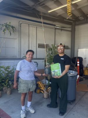 Subaru Loves Earth: Putnam Subaru Distributes Trees to Burlingame Community-Members - Paolo A 
