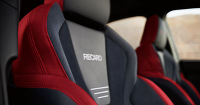 Un asiento delantero Recaro con diseño de alto rendimiento en un sedán deportivo WRX.
