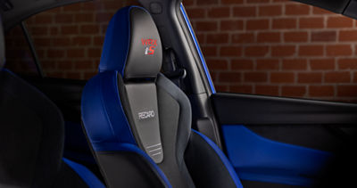 Los asientos delanteros Recaro de alto rendimiento tapizados en azul en un WRX tS 2025.