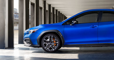 Una rueda de aleación de 19 pulgadas y un neumático Bridgestone Potenza en un Subaru WRX tS.