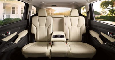 Vista interior de la tercera fila de asientos del Subaru Ascent 2026 con los portavasos del medio hacia abajo. 