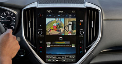 Primer plano del sistema Multimedia Subaru con su sistema de monitor de vista periférica de 360 grados. 