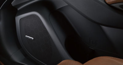 Altavoz Harmon Kardon en la puerta del pasajero de un Subaru Ascent 2026.