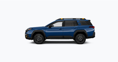 一輛噴泉藍色 2026 Subaru Outback Wilderness 的側面視圖。