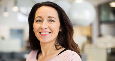 Mujer de mediana edad sonriendo.