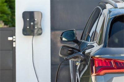 Vehículo eléctrico cargando en una estación