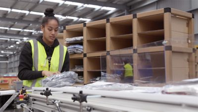 Arbeiter beim Verpacken an der Produktionslinie