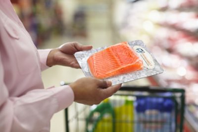 Lachsverpackungen in Lebensmittelgeschäften