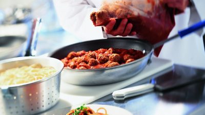 chef incorporando salsas