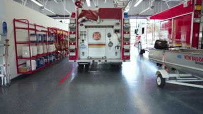 video de instalación de piso en la estación de bomberos de Minnesota