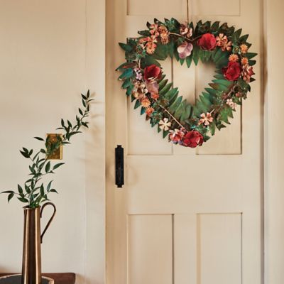 Heart shaped wreath with berries  Heart door wreath, Christmas wreaths,  Wreath decor