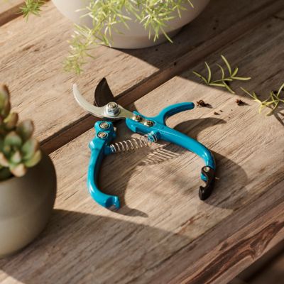 Ergonomic & Hands-Free Flower Pruner