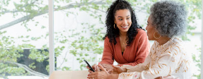 Discussion between a young woman and an elderly woman