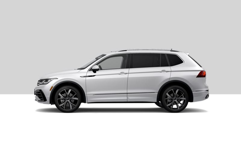 Driver’s side profile view of an Oryx White Pearl Tiguan.