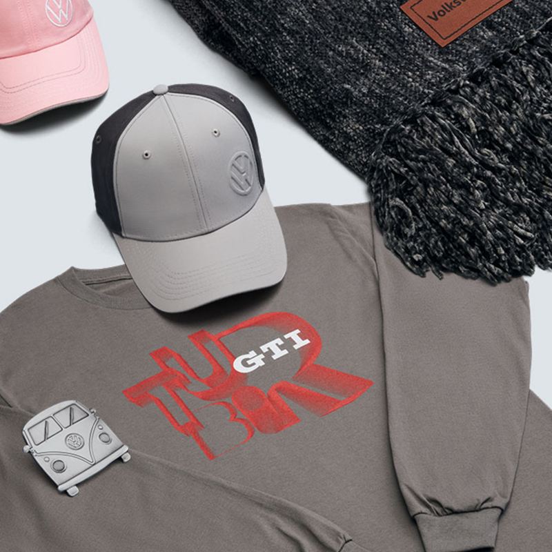 Productos Driver Gear para el invierno, incluyendo una camiseta, gorras de béisbol, un botón y una manta.