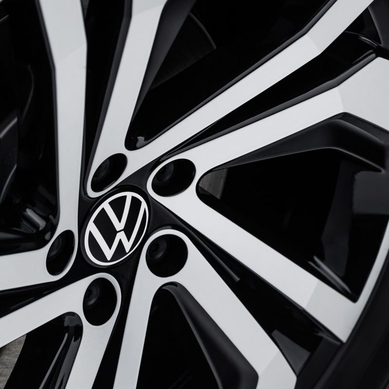 Toma angular de una rueda de aleación mecanizada de 18” con 5 radios dobles del GLI de Volkswagen 