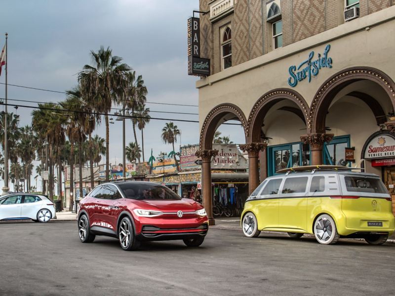 La familia de conceptos totalmente eléctricos de Volkswagen: I.D., I.D. CROZZ, e I.D. BUZZ mostrados en Venice Beach.