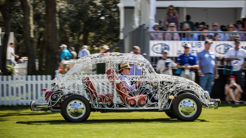 El Volkswagen Beetle Wedding Car de 1969, con carrocería de hierro forjado, pasa por las gradas en el Amelia Island Concours d'Elegance 2019