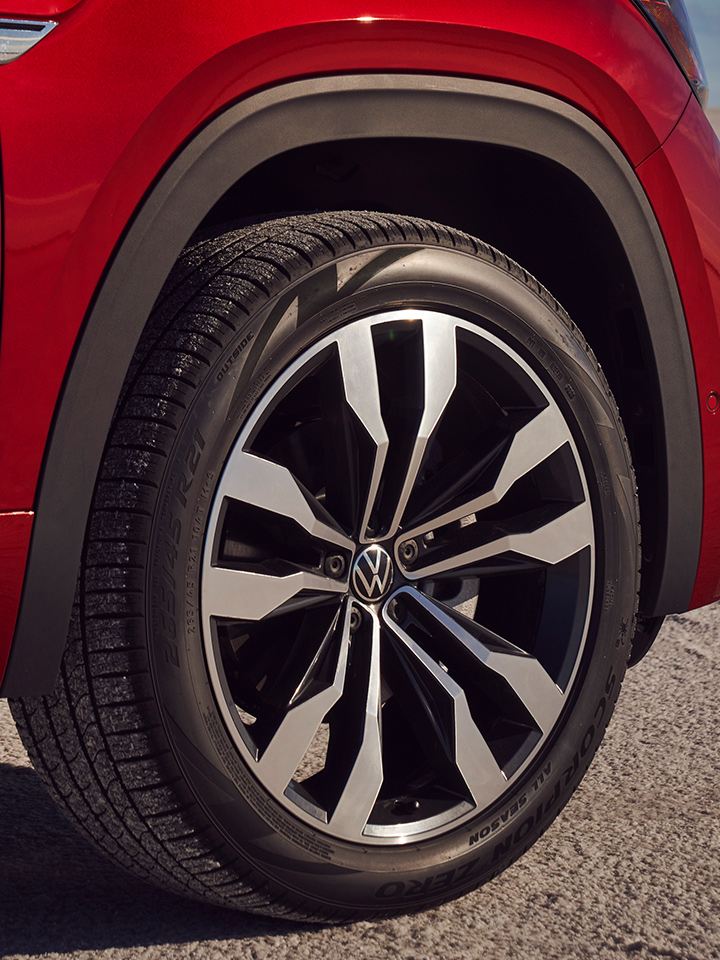 Close-up shot of the Cross Sport badging and a 21” alloy wheel on the front passenger side.