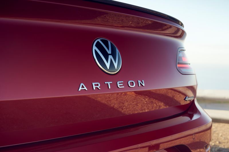 Vista trasera de un Arteon en Kings Red Metallic con el emblema trasero con el nombre de Arteon centrado debajo del emblema de VW.