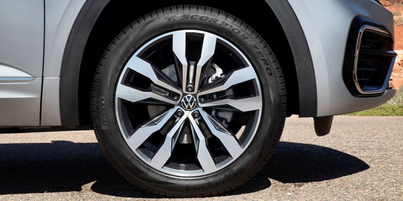 Close-up shot of the front passenger side of an Atlas in Pyrite Silver Metallic, highlighting the available 21” two-toned alloy wheel.