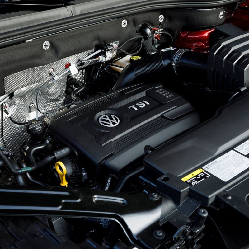 Toma en primer plano de un motor TSI de Volkswagen.