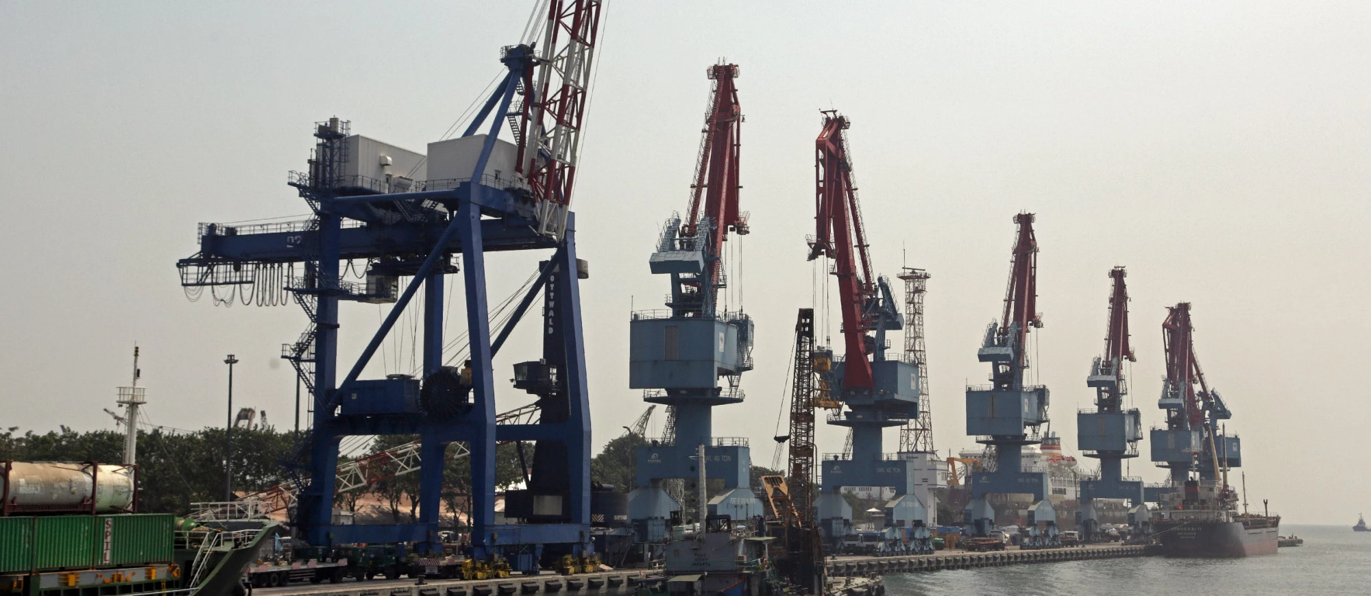 Large cranes at Tanjung Priok port, Indonesia?s most advanced and efficient port. Photo: World Bank Group