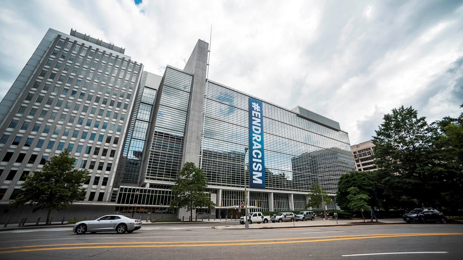 Bannière #EndRacism sur la façade du siège du Groupe de la Banque mondiale à Washington, DC. Photo : © Banque mondiale