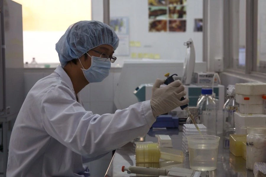 Technicien de laboratoire. © Simone D. McCourtie / Banque mondiale