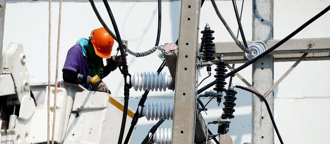 High voltage power line maintenance