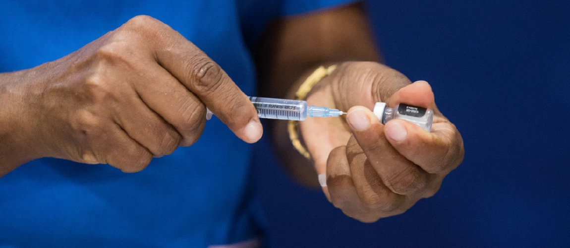 A health worker prepares a dose of a vaccine against Covid-19 at the vaccination center of the Juan Pablo Duarte Olympic Center in Santo Domingo. Photo: Orlando Barría