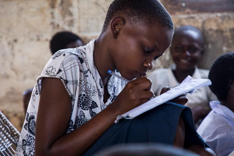 A young girl studying at Katambayi Primary School in Kananga, Democratic Republic of Congo. Copyright: World Bank / V. Tremeau / March 2020 