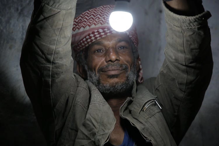 El Proyecto de Emergencia de Acceso a la Electricidad de Yemen es uno de los numerosos proyectos financiados por la Asociación Internacional de Fomento (AIF) para hacer frente a los riesgos climáticos y llegar a los más pobres, que viven a menudo en comunidades aisladas y entornos frágiles. Fotografía: Banco Mundial.