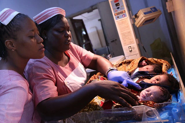 Enfermeras cuidan de los recién nacidos en Freetown, Sierra Leona. © Dominic Chávez / Banco Mundial