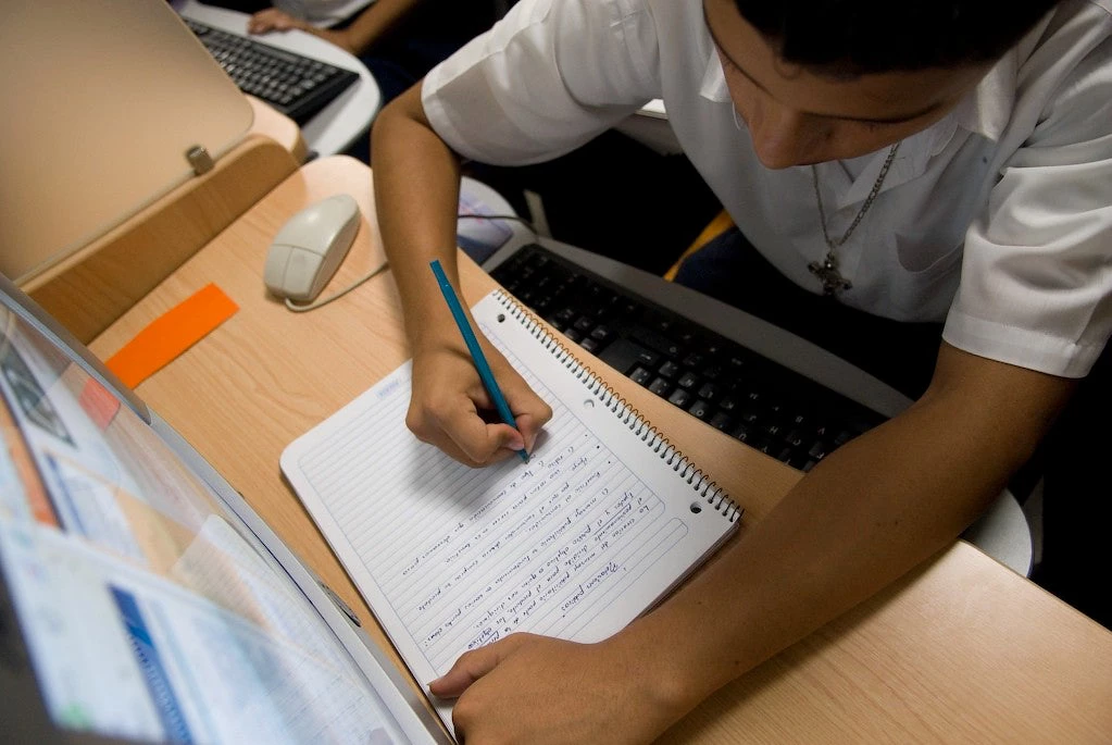 Solo un 19 % de los estudiantes en hogares con los ingresos más bajos tiene acceso a internet en casa