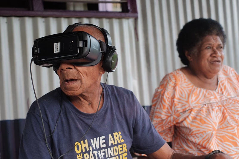 Rupeni Vatugata, de 75 años, con su esposa Losena miran su relato incluido en el filme producido en realidad virtual. (Tom Perry/Banco Mundial)