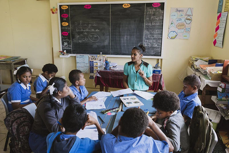 La maestra Asmita Kamal (i) da instrucciones a sus estudiantes durante una clase antes de los exámenes semestrales finales en la escuela Bayly Memorial, en la provincia de Ra (Fiji). Su historia fue incluida en el filme Nuestro hogar, nuestra gente.  © Alana Holmberg/BancoMundial