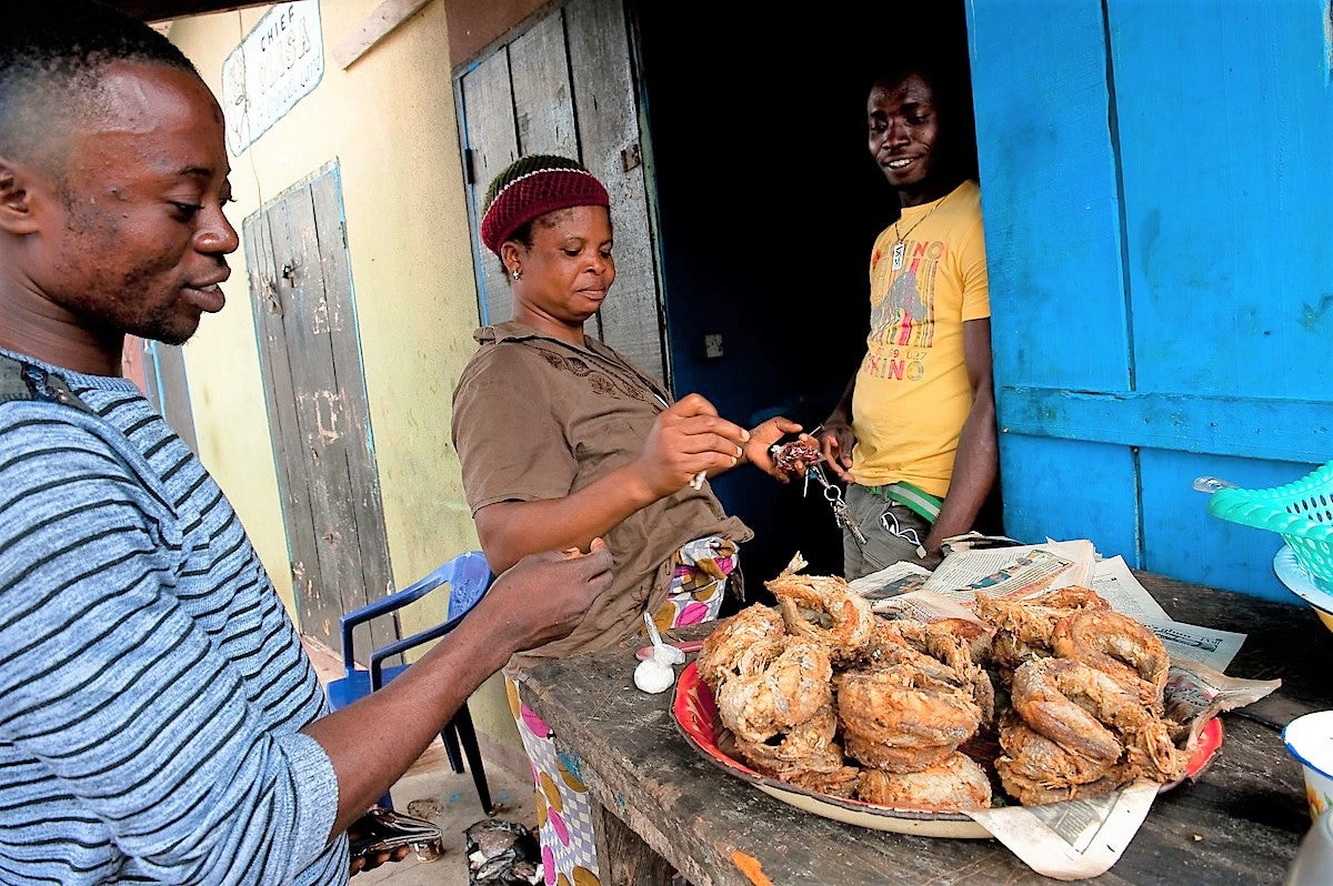 Compradores en una tienda local en el estado de Lagos, Nigeria. © Arne Hoel/Banco Mundial